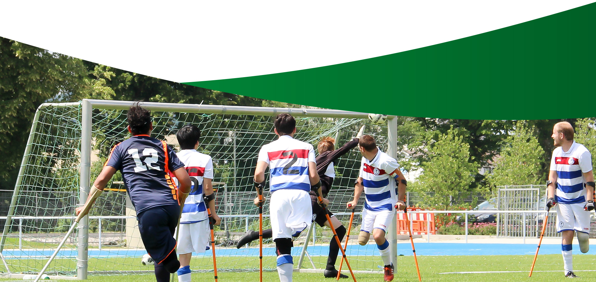 Abschlußbild Turniere: Amputierten Fußballmannschaft beim Spiel aufs Tor. Der Torwart erreicht gerade noch den Ball am Torpfosten