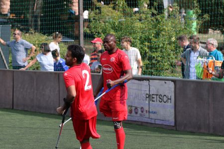 zwei Düsseldorfer Spieler jubeln nach einem Tor