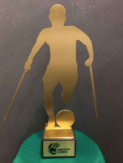 Pokal Amputierten-Fußball mit Plakette Anpfiff ins Leben