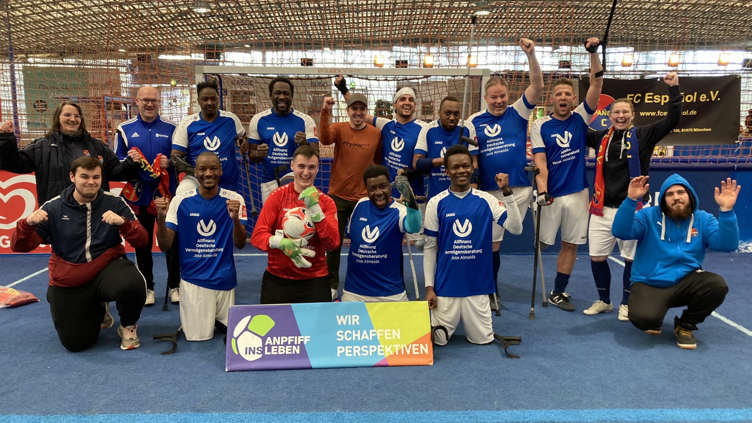 Gruppenfoto Amputierten-Fußballer mit Philipp Lahm