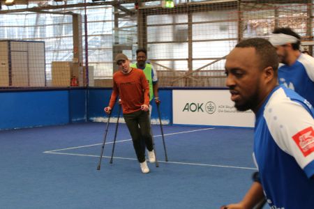 Philipp Lahm auf Krücken
