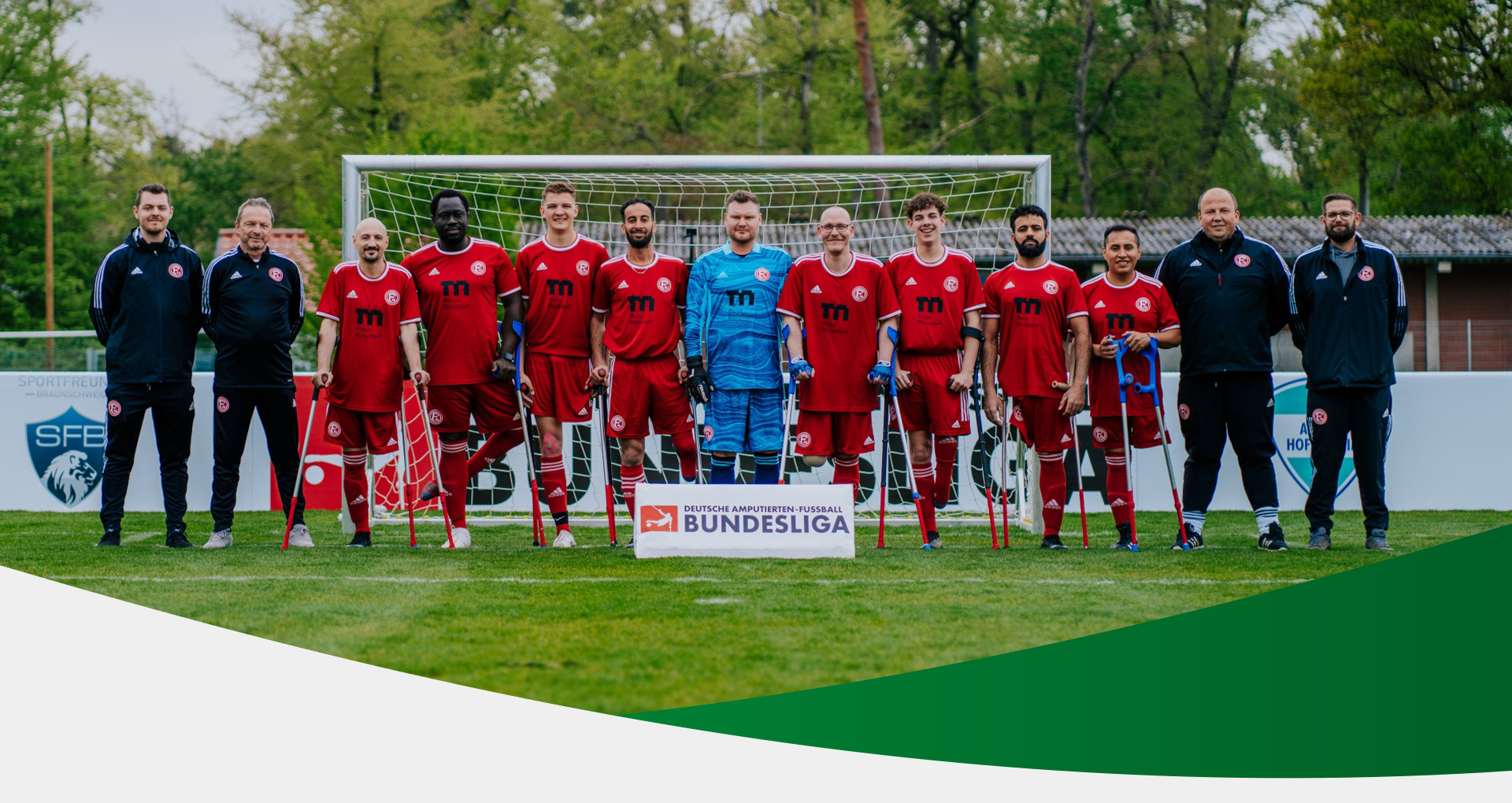 Nahaufnahme eines Fußballs im Netz, daneben das Logo der Fortuna Düsseldorf
