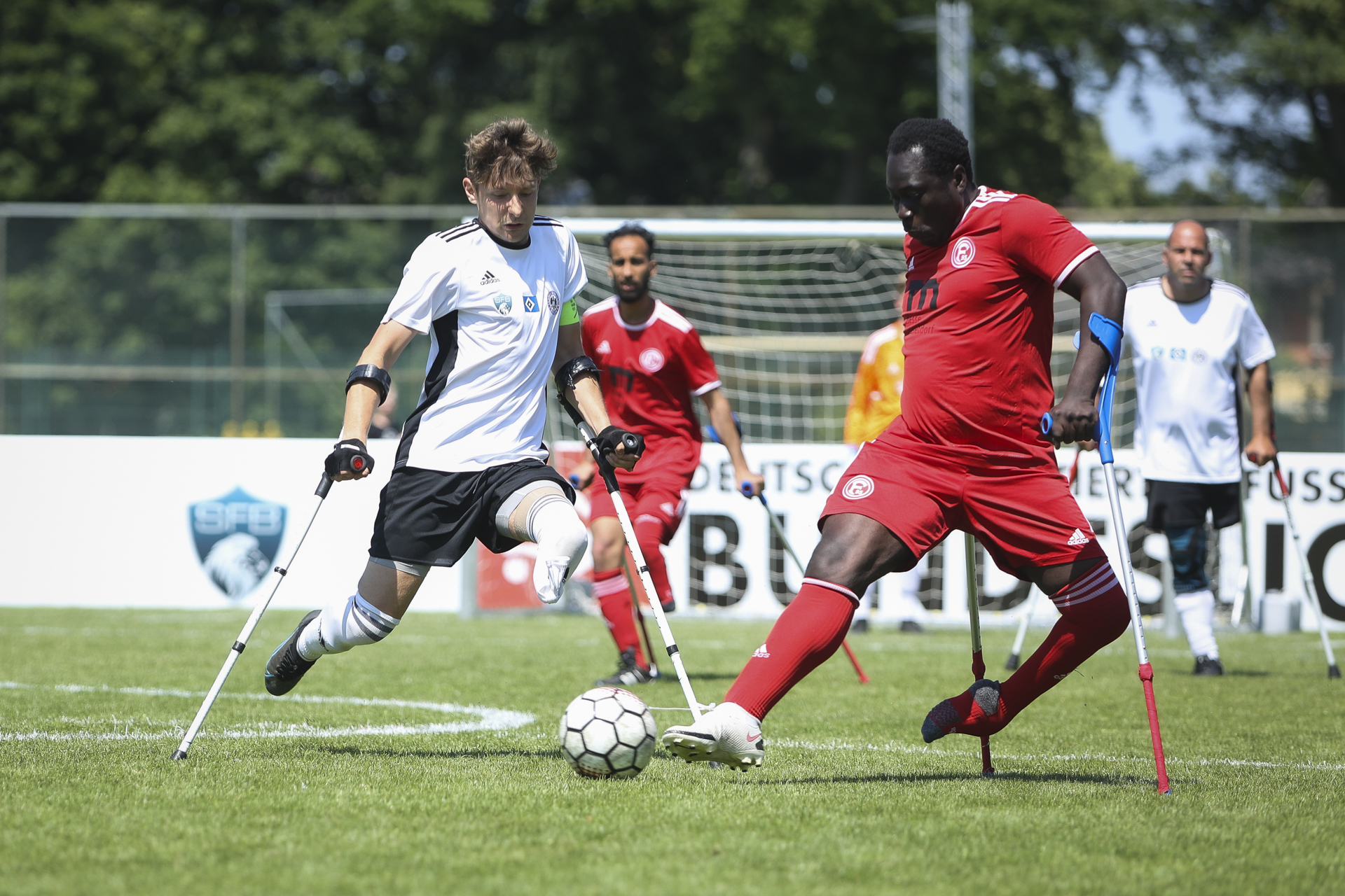 Zwei Feldspieler auf Krücken im Zweikampf