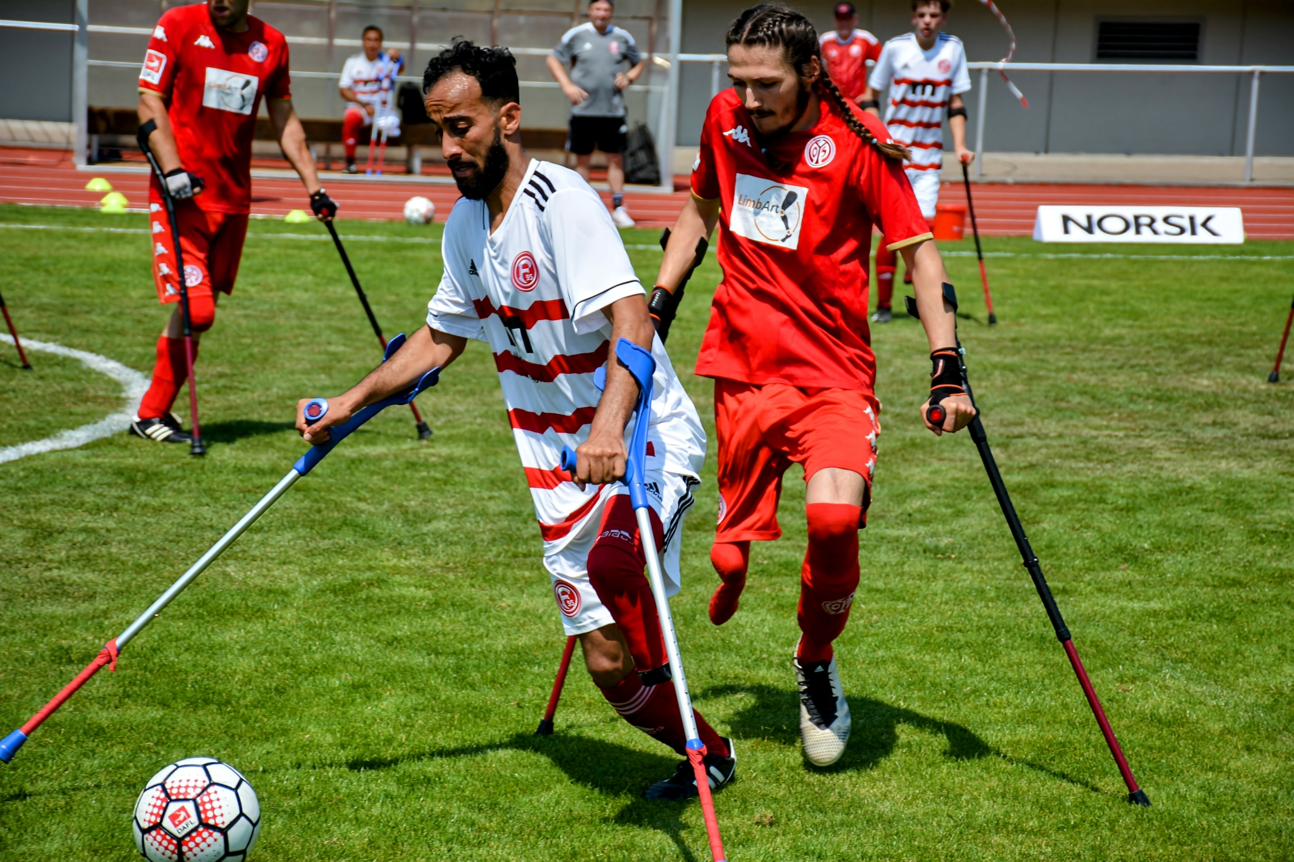 Spieler Radouane Chaanoune auf Krücken